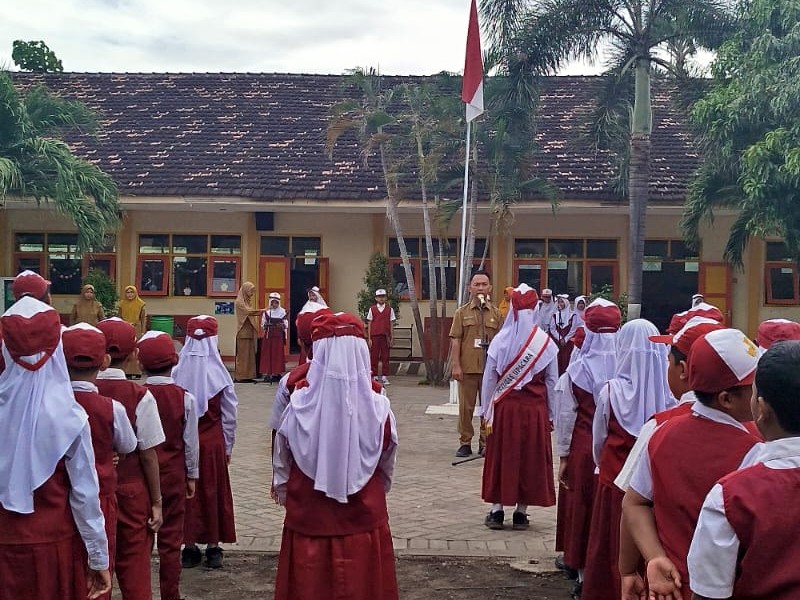 UPACARA BENDERA SETIAP HARI SENIN